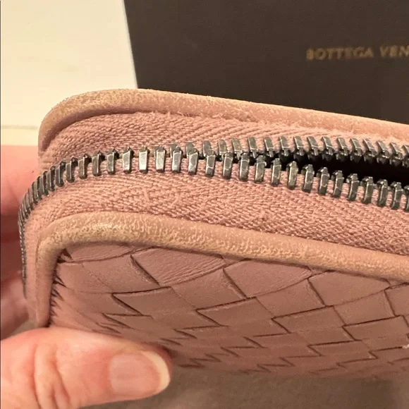 Bottega Veneta Intrecciato Leather zippy wallet in Mauve Full Inclusion - Picture 15 of 15